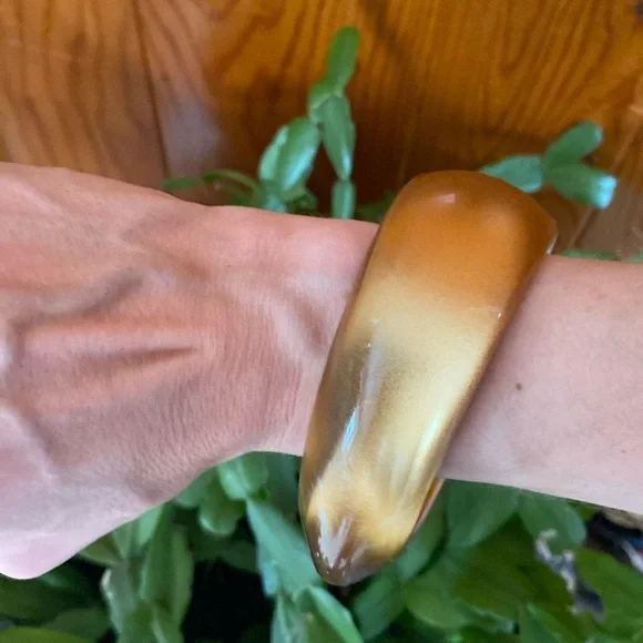 Vintage Lucite Asymmetrical Chunky Bangle Transparent Gold Clear Large Bracelet - Picture 14 of 16